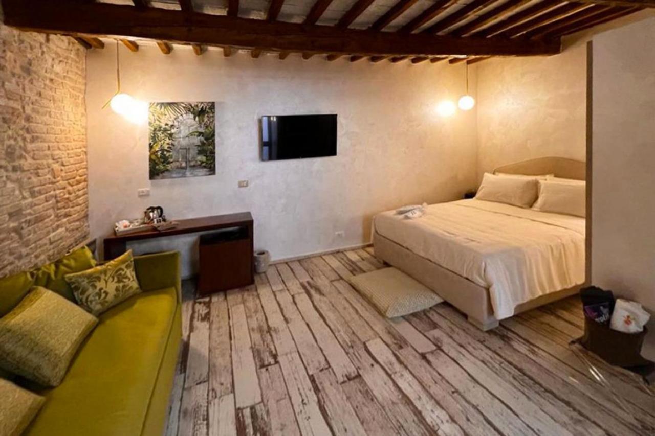 Dimora Storica Lo Svevo Hotel Iesi Luaran gambar