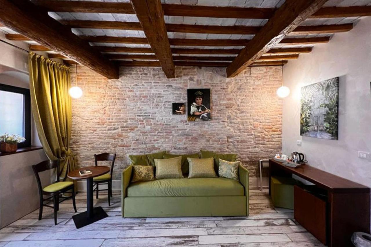Dimora Storica Lo Svevo Hotel Iesi Luaran gambar